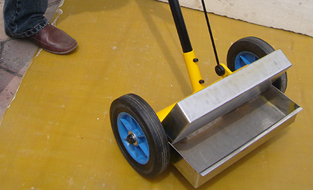 Escobas Magnéticas se utilizan para eliminar limaduras de hierro, clavos, tuercas, espárragos en talleres de reparación de automóviles u otros lugares de trabajo.