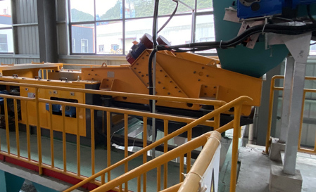 Vibrating dewatering screen