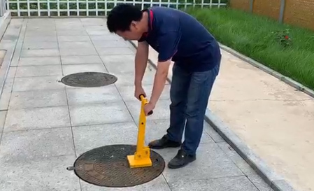 manhole cover lifter machine